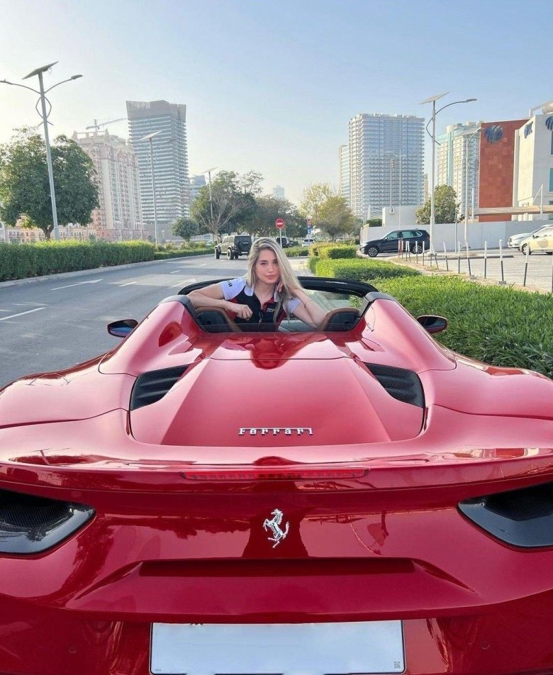 Феррари автомобиль