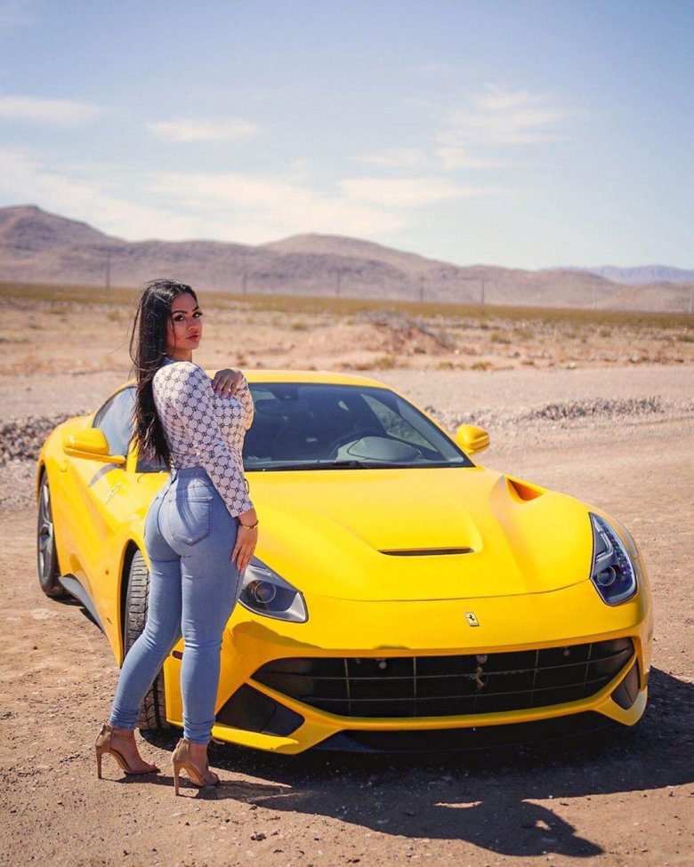 Девушка с автомобилем