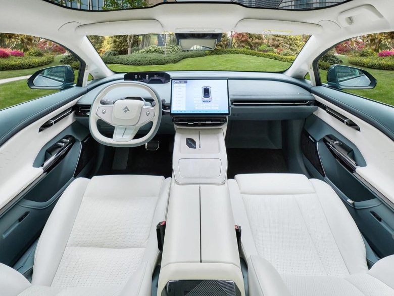 Электрический спортивный автомобиль