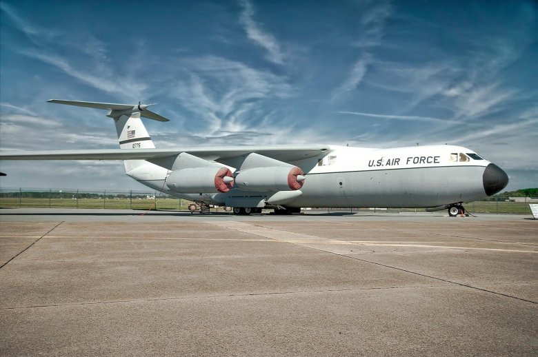 Lockheed c-141 starlifter