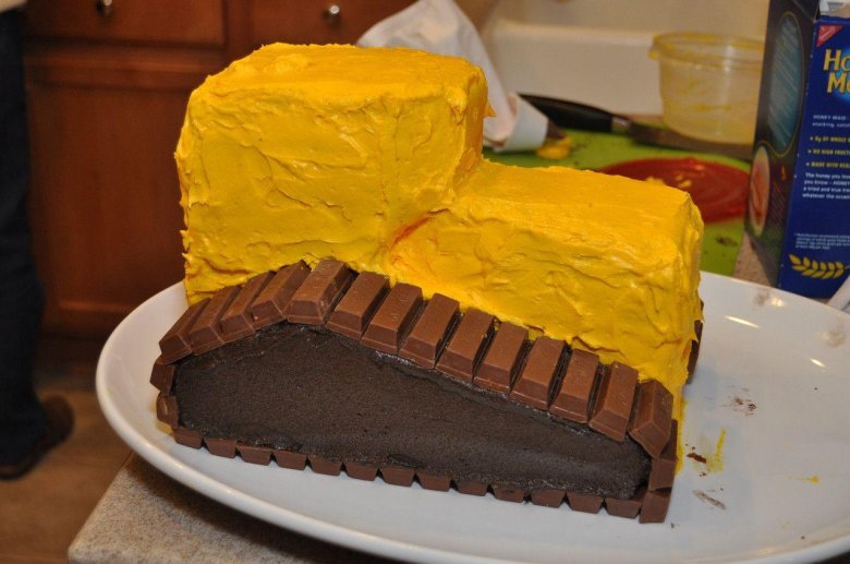 Торт в виде трактора