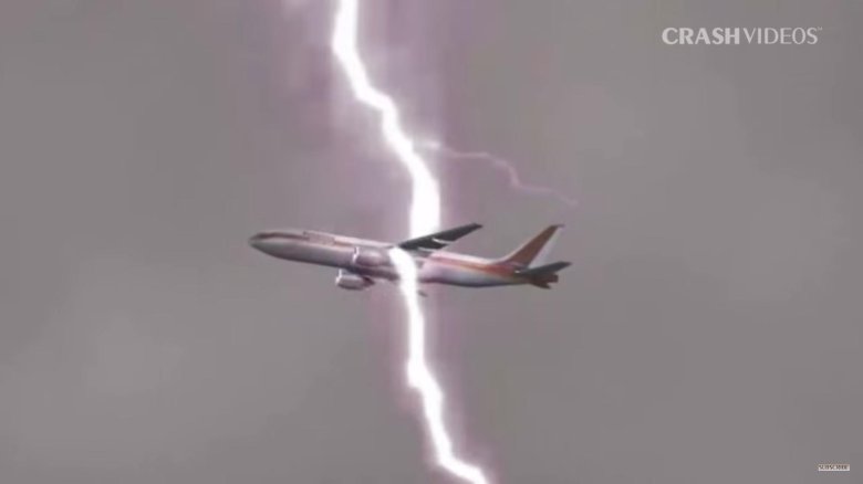 Удар молнии в самолет