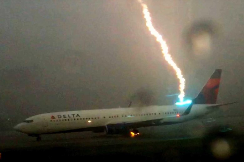 Молния попала в самолет