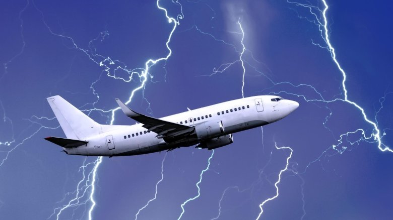 Самолет в грозу
