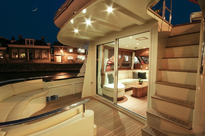 Моторная яхта