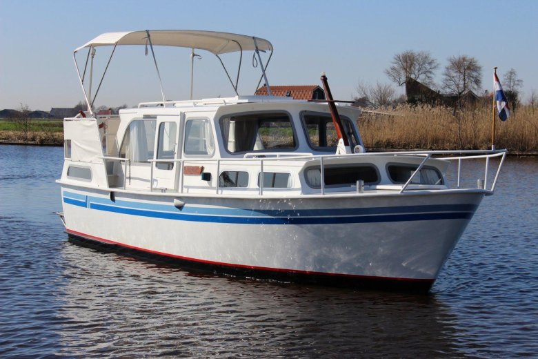 Катер моторный