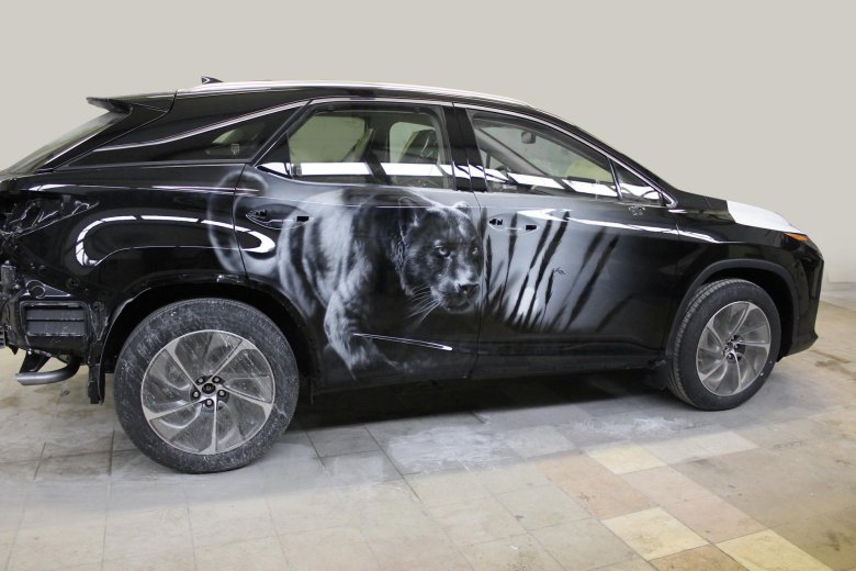 Аэрография на черном авто