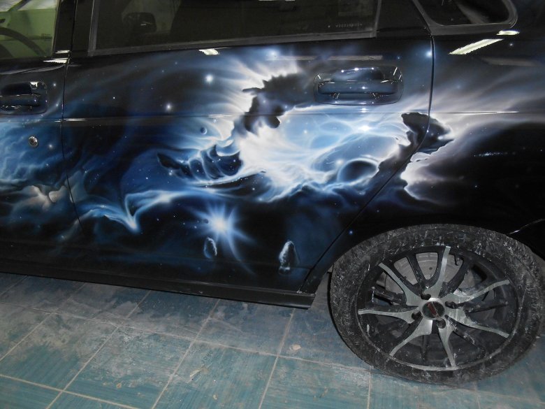 Аэрография на черной машине