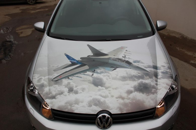 Наклейка на капот автомобиля