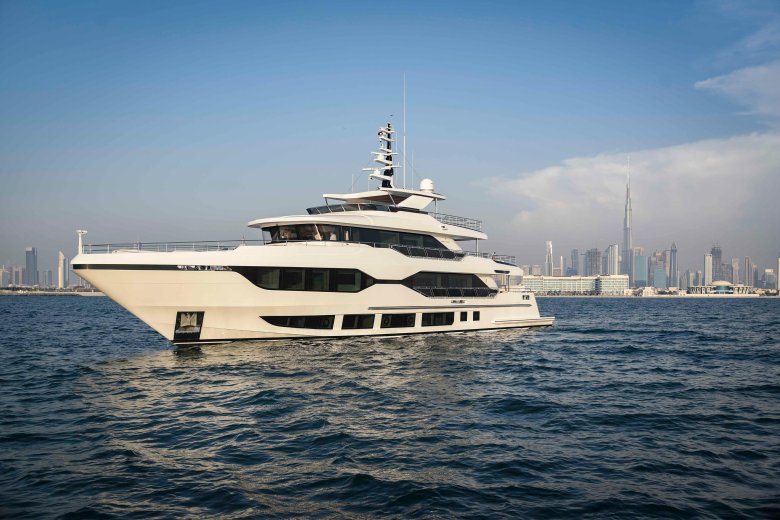Superyacht majesty 175