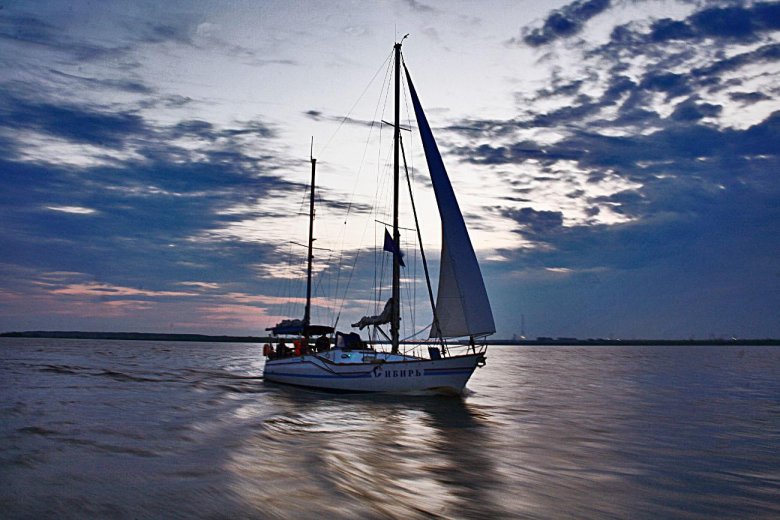 Парусная яхта сибирь