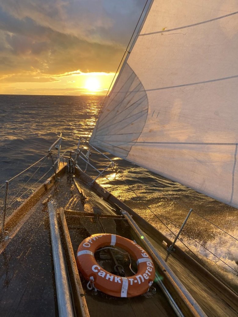 Яхта в море