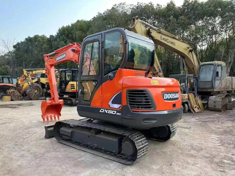 Экскаватор на гусеничном ходу