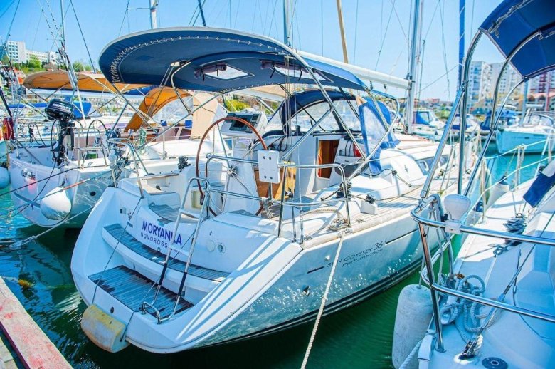 Парусно моторная яхта бавария 60