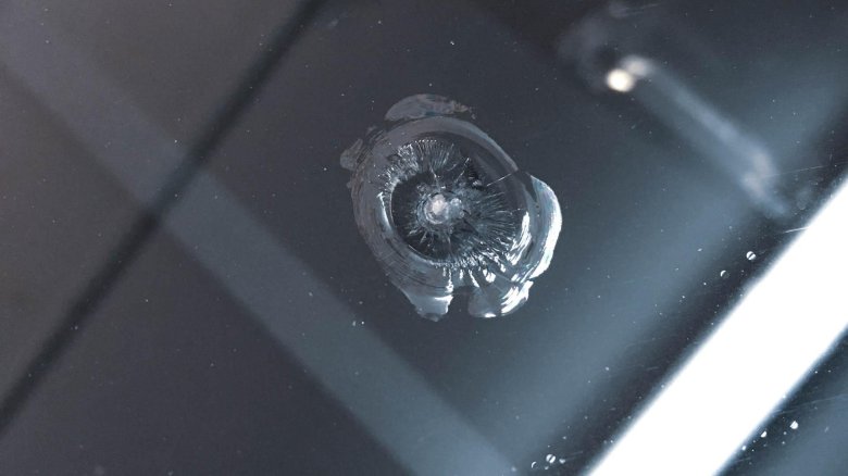 Скол на лобовом стекле ремонт