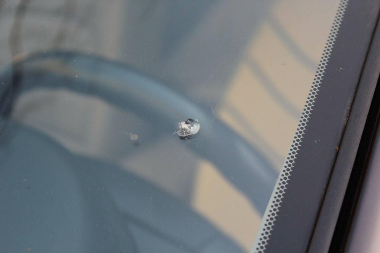 Мелкие сколы на лобовом стекле