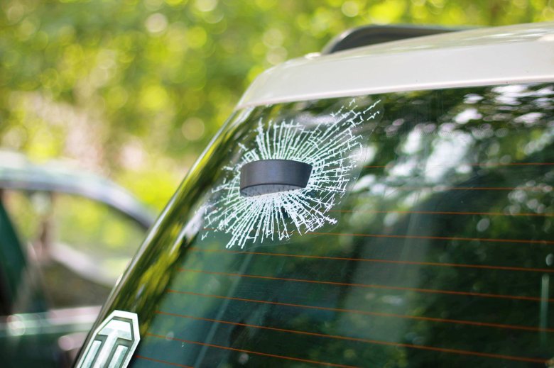 Наклейка на стекло автомобиля