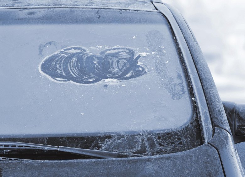 Замерзшее стекло автомобиля