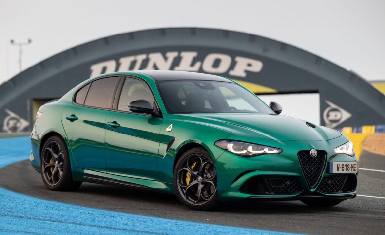 Alfa romeo giulia зеленая