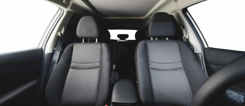 Салон автомобиля спереди