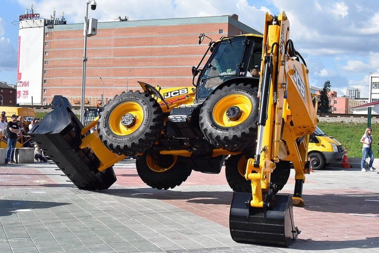 Желтый трактор jcb