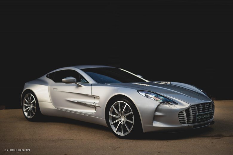 Автомобиль aston martin