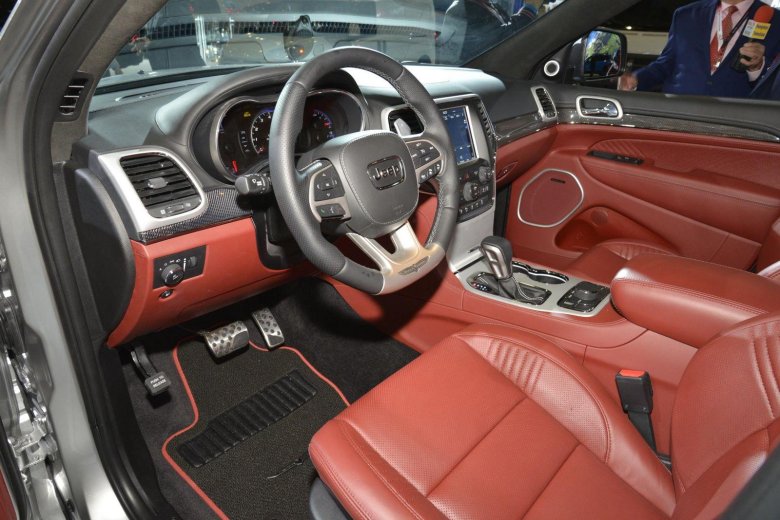 Jeep grand cherokee srt8 trackhawk салон