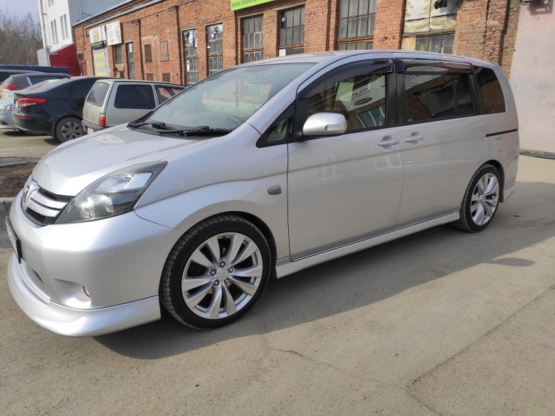 Тойота исис 2011