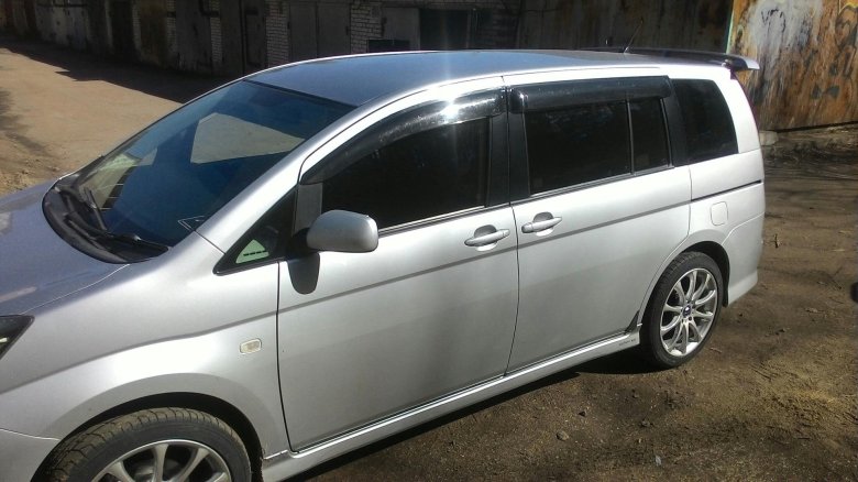 Тойота исис платана