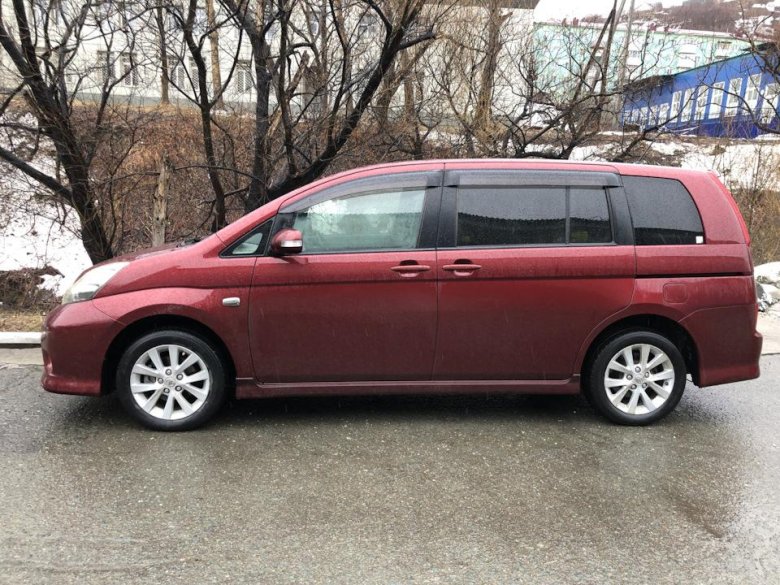 Тойота исис бордо