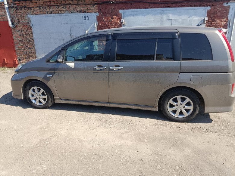 Тойота исис 2010