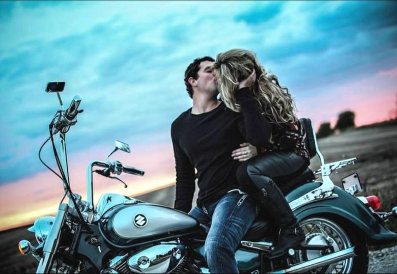 Парочка на мотоцикле