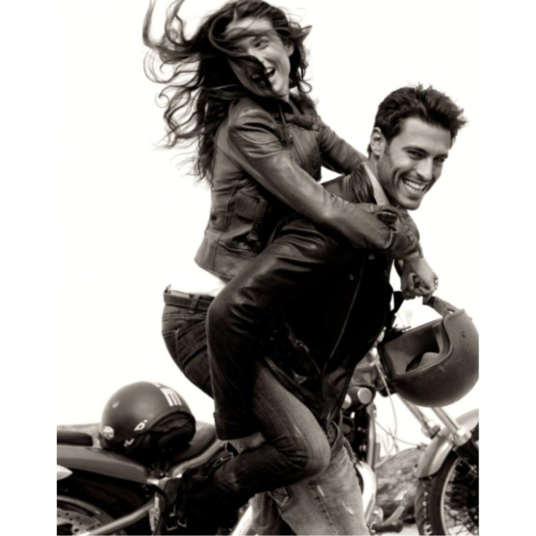 Парень с девушкой на мотоцикле