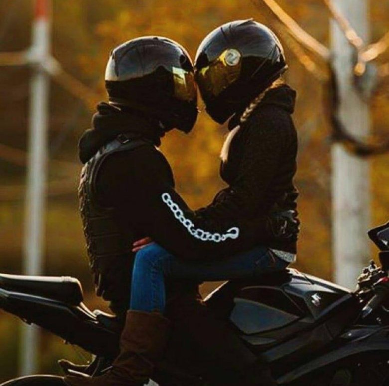 Пара на мотоцикле