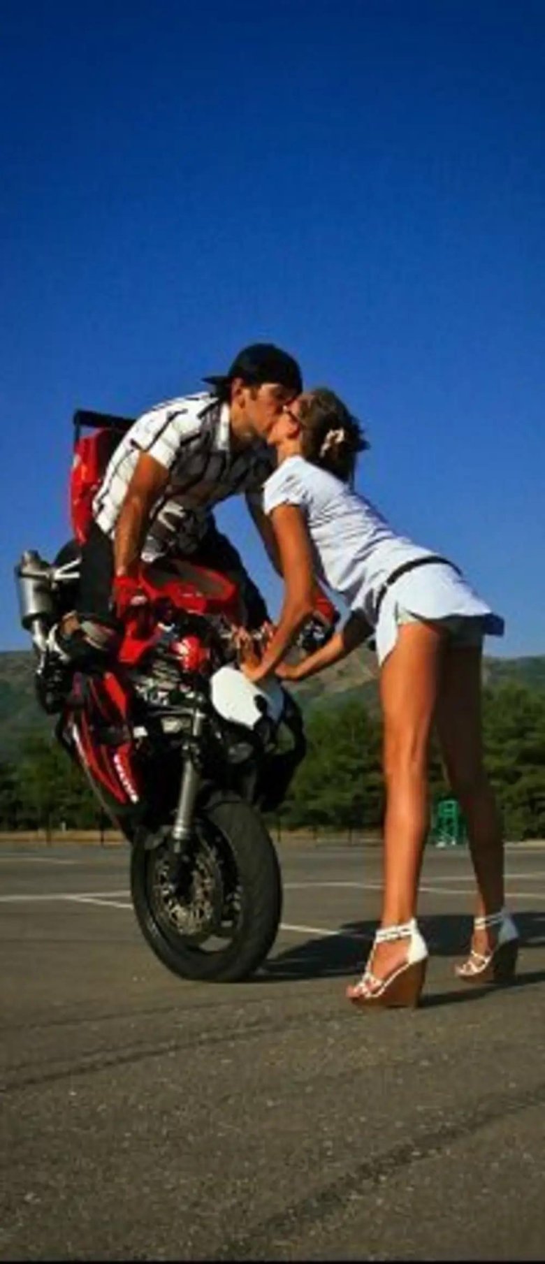 Парень с девушкой на байке