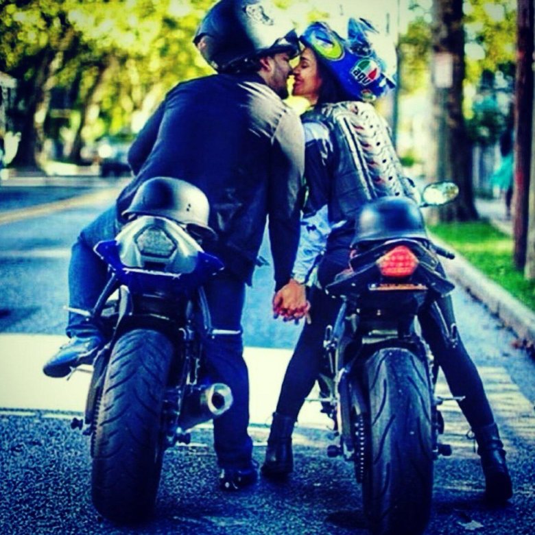 Парочка на мотоцикле