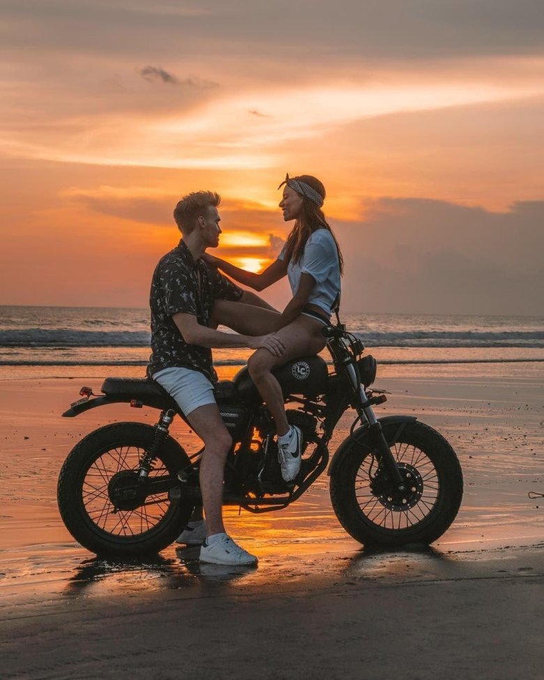 Пара на мотоцикле