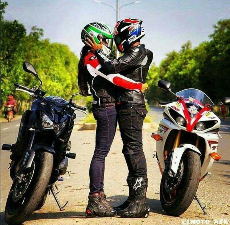 Пара мотоциклистов
