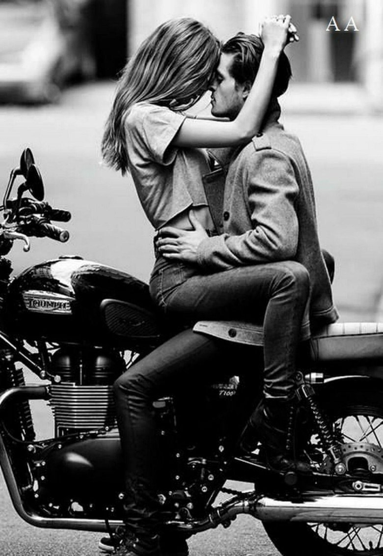 Парень и девушка на мотоцикле