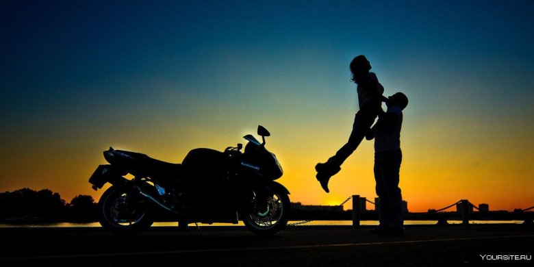 Мотоцикл на фоне заката
