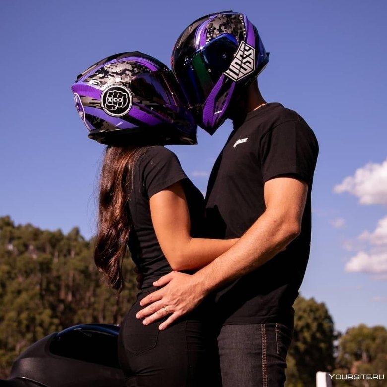 Парень и девушка на мотоцикле