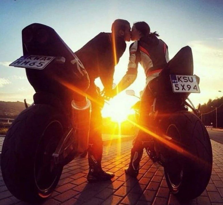 Девушка и парень на мотоцикле