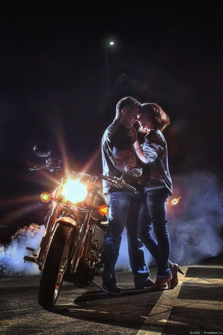 Парень с девушкой на байке