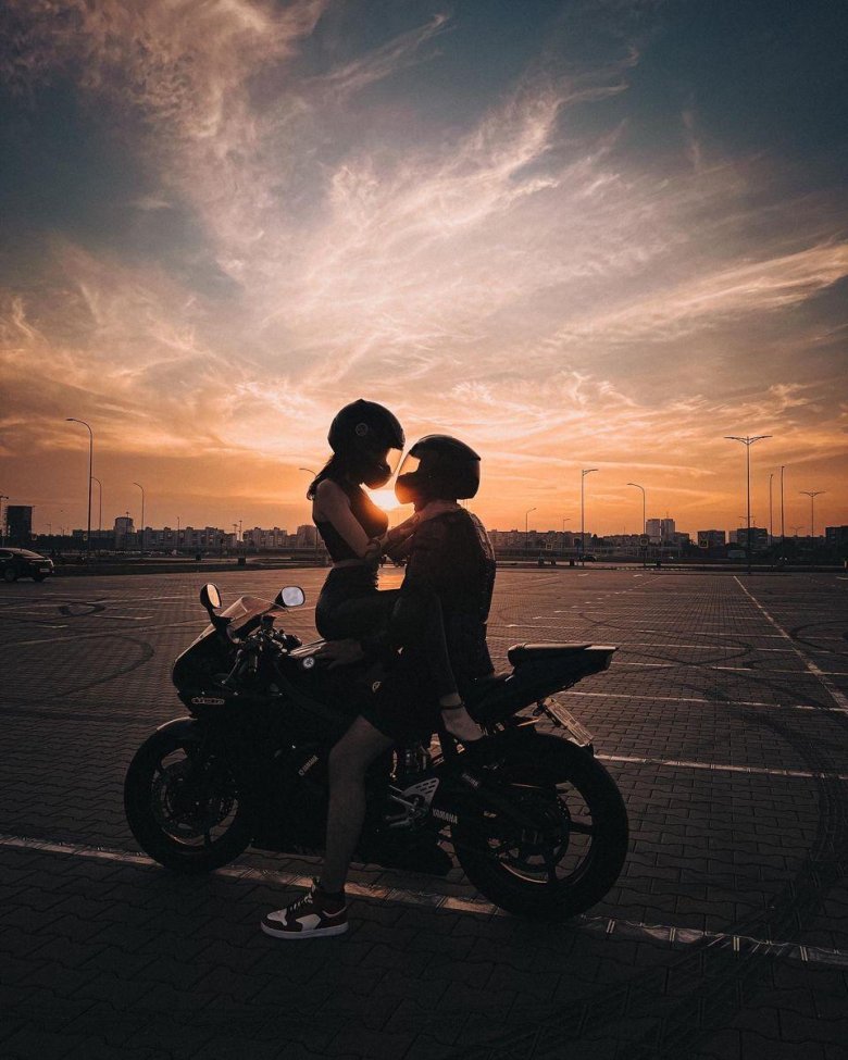 Парень и девушка на мотоцикле