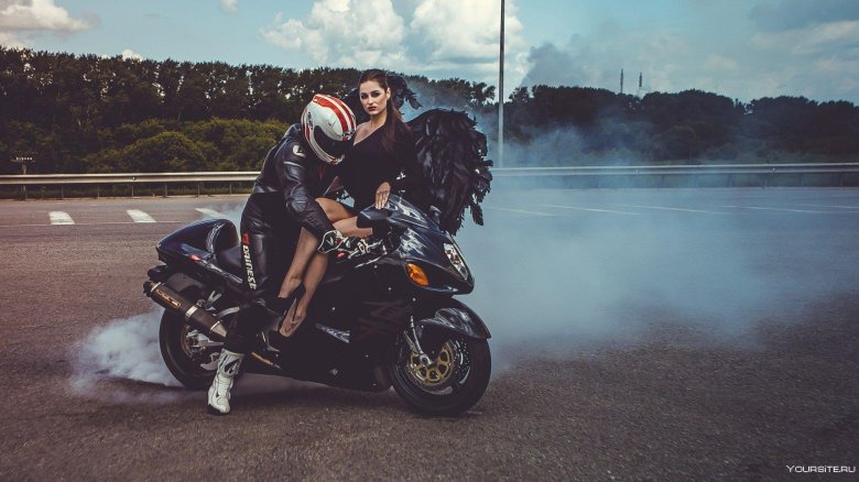 Девушка на спортивном мотоцикле