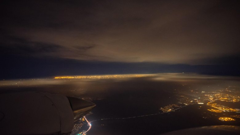 Ночной аэропорт в челябинске из иллюминатора самолета