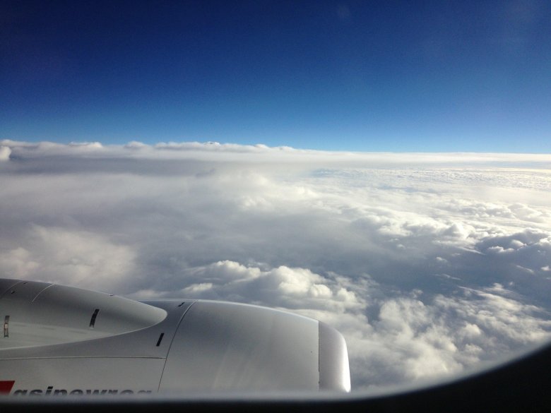 Крыло самолета в облаках