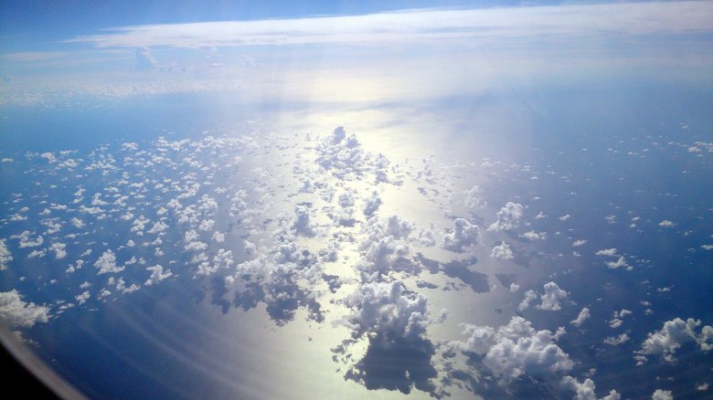 Вид с самолета на облака
