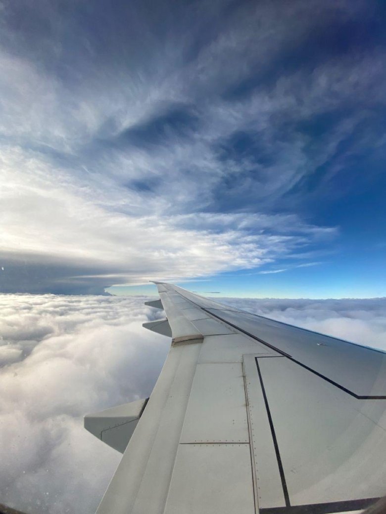 Вид из иллюминатора самолета