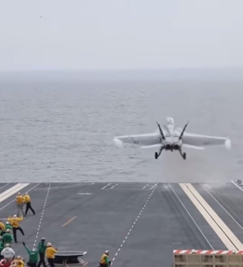 Самолет на катапульте авианосца